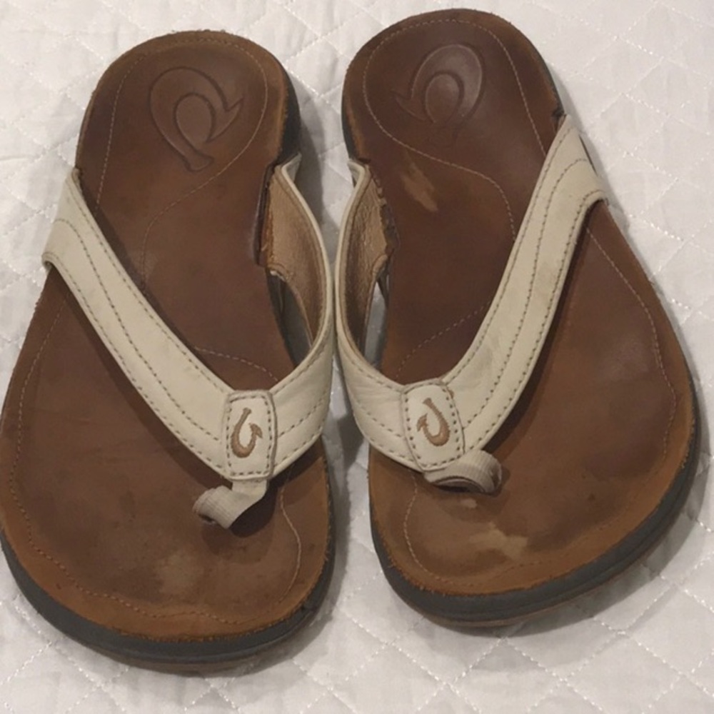 OluKai leather flip flops size 8 cream
